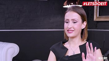 Блондочка из россии подсобила любовнику смазать пенис, для анального опыта работы